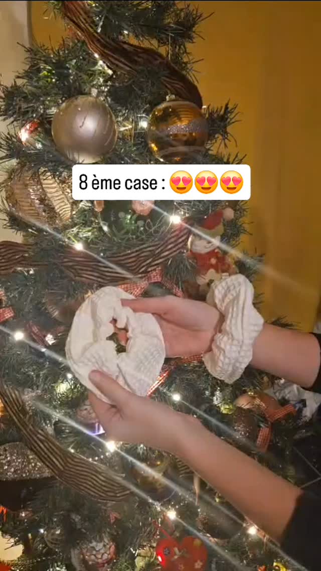 🎄✨ 8ᵉ pochette… et la routine bien-être continue.
À l’intérieur, on découvre les manchettes de soins. Un accessoire tout simple, mais tellement pratique pour éviter que l’eau ne coule le long des bras pendant le nettoyage du visage ou l’application des soins. Elles absorbent l’humidité et gardent tes manches bien au sec.
Parfaites pour accompagner le bandeau de soin, elles transforment la routine quotidienne en moment plus confortable, plus propre, plus agréable. Un petit détail qui change tout… et qu’on adopte très vite.
💛 Pochette numéro 8 validée…
On se retrouve pour la suite du calendrier ✨
#calendrierdelavent #routinebeaute #soinvisage #manchettesdesoins #accessoirebeaute #momentpoursoi #bienetre #detente #routinequotidienne #skincarelover #peausensible #rituelbeaute #confortquotidien #astucebeaute #routinefacile #soinsdusoir #universcosy #pausebienetre #hivercocooning #ideecadeau