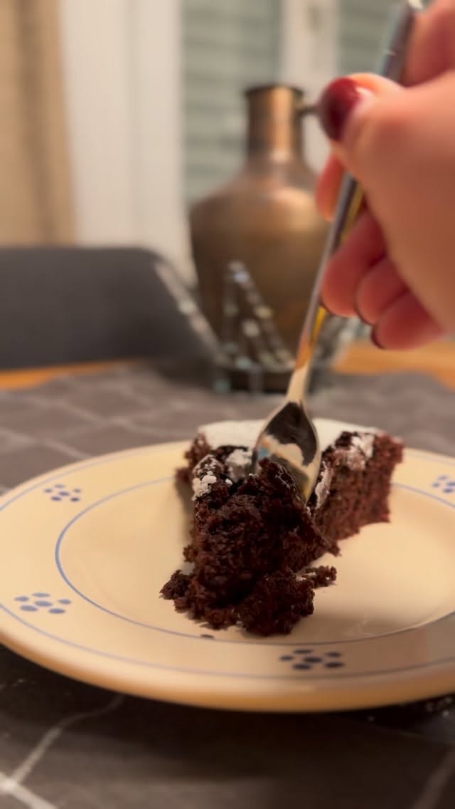 Ingredienti (stampo da 22 cm):
• 500 pere (3 pere)
• 100 g di zucchero
• 2 cucchiai di sciroppo di pera / melassa di pera
• 150 g di farina 00
• 25 g di cacao amaro
• 10 g di lievito per dolci
• 2 uova a temperatura ambiente
• 100 g di burro
• 120 g di cioccolato fondente 70%
• 150 ml di panna (35%)
• 1 pizzico di sale
Per le pere:
• 1 noce di burro
• Scorza d’arancia
• Un pizzico di cannella
• 1 rametto di timo
Per prima cosa prepara le pere: in una padella sciogli una noce di burro, aggiungi le pere a cubetti insieme alla cannella, alla scorza d’arancia e al rametto di timo e falle cuocere per circa cinque minuti finché diventano morbide e profumate; scolale bene e lasciale raffreddare completamente. Nel frattempo sciogli il burro insieme al cioccolato fondente e lascia intiepidire. In una ciotola monta le uova con lo zucchero fino a ottenere un composto chiaro e spumoso, aggiungi lo sciroppo di pera e la panna fresca, poi incorpora il cioccolato fuso con il burro. Setaccia farina, cacao, lievito e sale e uniscili delicatamente al composto; infine aggiungi le pere raffreddate. Versa l’impasto nella tortiera e batti delicatamente la tortiera sul tavolo due o tre volte per eliminare eventuali bolle d’aria. Cuoci nel forno preriscaldato a 175°C per 35–40 minuti, finché la prova stecchino esce con qualche briciola umida. Lascia raffreddare nella tortiera e poi sforma completamente prima di servire.
•
•
•
#torta#ricetta#natale#chocolate#christmas#recipe#rezept#weihnachten#lastchristmas#baking#easyrecipe#chocolatecake#dolce#homemade#foodie#instafood#pere#birne#dessert#italianfood#cucina