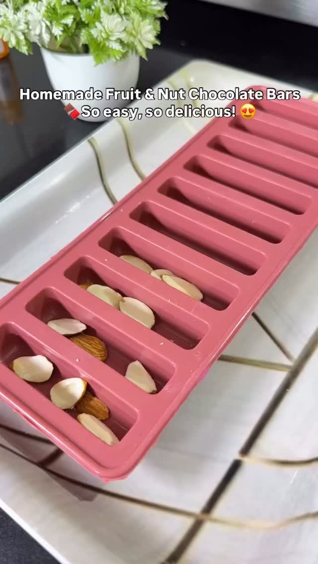 Homemade Fruit & Nut Chocolate Bars 🍫✨ Made with @moldberry_ moulds 💜
A great idea for the holidays
Remix @blissfulchocolates_ ✨
.
.
.
.
#giftideas #moldberrymagic #chocolateworkshop #homemadechocolate #fruitandnut #chocolatelover #foryoupage #explore #reelitfeelit #reelkarofeelkaro #customisedgifts #smallbusiness