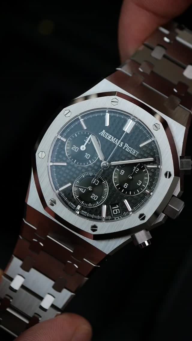 Audemars Piguet Royal Oak
⌚️ Ref. 26240ST
⌚️ Full Set
⌚️ Diameter: 41mm
⌚️ Stainless steel
⌚️ Excellent Condition
⌚️ Year: 2023
#watch #audemarspiguet #royaloak