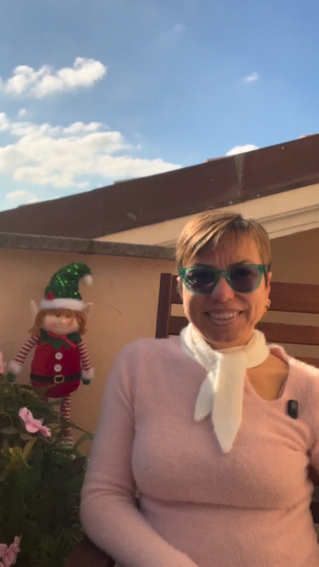 Ci sono giorni in cui siamo caos e luce insieme. ⚡✨
E va bene così: ogni emozione ha il suo spazio, ogni passo il suo ritmo. 🌞
Respira. Sei esattamente dove devi essere. 💛
👇 Dimmi nei commenti qual è la tua “tempesta dolce” oggi.
#CrescitaPersonale #Mindfulness #VitaLenta #Respira #VibesPositive #MotivazioneItaliana #FrasiMotivazionali #BenessereInteriore #Ricominciare #Amati #PensaPositivo #CalmaInteriore #FrasiDelGiorno