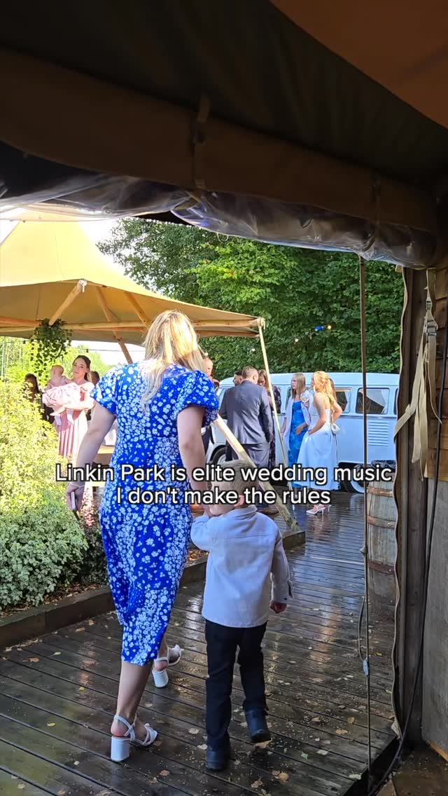 Linkin park at a wedding? Immediately running over to sing along
#linkinpark #elderemo #alternativewedding #altwedding #weddingsinger alternative wedding singer altrock female vocals