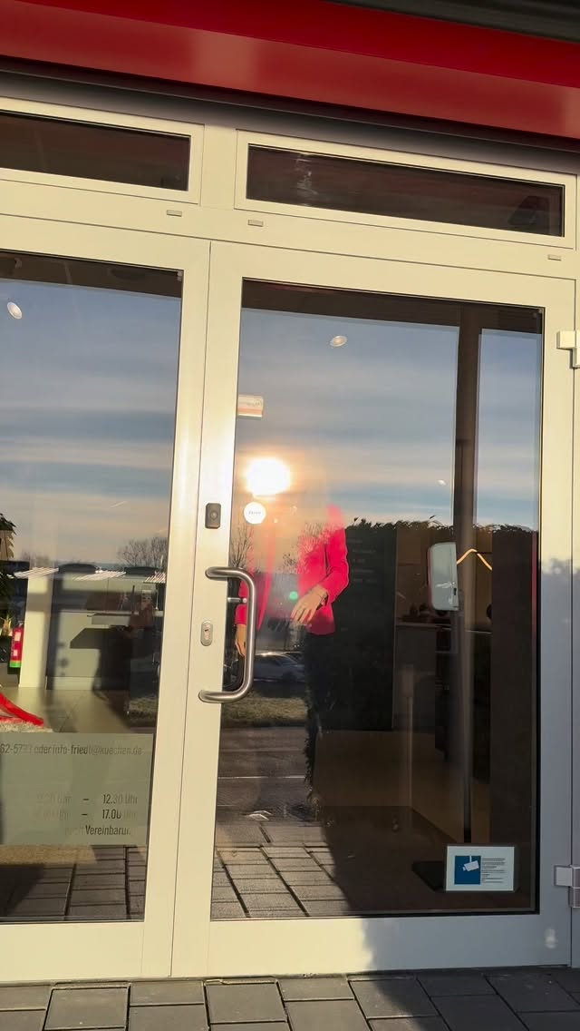 Manchmal laufen die Tage als Selbstständige nicht einfach und man fragt sich, warum man sich dem ganzen Stress aussetzt. Doch in diesen Momenten erinnere ich mich, warum ich das mache: die Leidenschaft für meine Arbeit, die Freude am Kreativen und die Freiheit, meinen eigenen Weg zu gehen.❤️ #Selbstständigkeit #küchenstudio #einzelhandel #küchenhausfriedt #heilbronn #eppingen #sinsheim #bretten #bruchsal #karlsruhe #küchenhausfriedt #kraichgau #kitchen #küchenkauf #verkauf #bürocomedy #