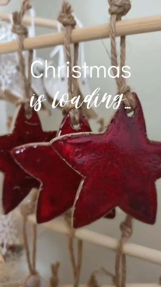 C’est officiel : Christmas is loading… 🎄✨
Le compte à rebours avant Noël est lancé !
Pour habiller votre sapin avec originalité et authenticité, laissez-vous séduire par mes suspensions en céramique faites main : flocons, sapins, étoiles… et quelques surprises aux couleurs de Noël.
📅 Où me retrouver en décembre ?
• 7/12 de 11h à 18h – Brussels Makers Market, Gare Maritime de Tour & Taxis
• 12/12 entre 15h30 et 22h – Avenue Follet à Wemmel
• 13 & 14/12 de 10h à 19h – à la Villa place Guido Gezelle à Ganshoren
Hâte de partager un peu de magie avec vous ✨