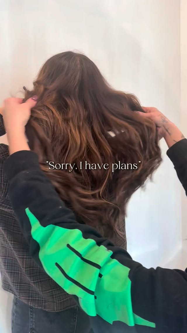 ✨ New hair ✨
Full Bombshell Extensions install for that instant wow factor — volume, length, and confidence unlocked. 💁🏼♀️✨
Who’s ready for their transformation?
Color+installation: @paintedbymal
Color: @oligopro
Extensions: @bombshellextensions
#BombshellExtensions #HairTransformation #ExtensionSpecialist #MinneapolisHair #MapleGroveSalon #HairGoals #SalonGlow