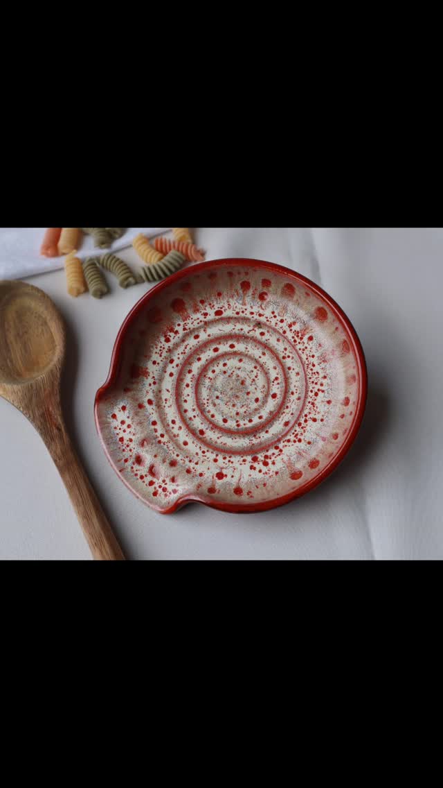 A Spoon Rest Plate is what every house needs! You know how it is when you cook and there's never a proper place to put the mixing spoon and the entire kitchen has little spots of sauce? Well, here is the perfect solution! Check lots more colors in the shop, link in bio.
.
.
.
#spoonrestplate #pottery #kitchenware #lovecooking #youneedthis #tablewear
#newcollection #ceramiccoatingprotection #handmadeceramics #cooking #perfectgift #giftideas #potterystudio #lovepottery #klei #pottenbakken #handmade #ellagutmanceramic