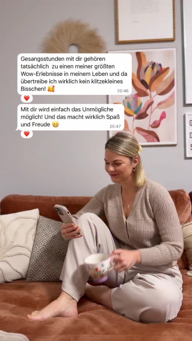 Gestern Abend hat mich unerwartet dieses Feedback einer meiner Gesangsschüler:innen erreicht- und es hat mich wirklich berührt, weil es so ehrlich und unverstellt aus ihrem eigenen Erleben kam. In solchen Momenten wird mir wieder bewusst, warum ich meinen Weg genau so gehe.
Ich arbeite stark über Gefühle, Wahrnehmung und innere Prozesse. Technik gehört dazu, aber sie ist für mich nicht der alleinige Baustein. Sie entsteht aus dem, was im Menschen selbst vorhanden ist. Wenn ich dann höre, dass sich bei jemandem nicht nur die Stimme öffnet, sondern auch das innere Vertrauen wächst, dann bestätigt mich das in meiner- natürlich auch an mir selbst angewandten- Philosophie 🤍
Solche Rückmeldungen holen mich kurz aus dem Alltag heraus und zeigen mir, wie wertvoll diese Art von Arbeit sein kann. Und dafür bin ich sooo dankbar.
#gesangsunterricht #singenmachtglücklich #gesangslehrerin #stimmtraining #mindset