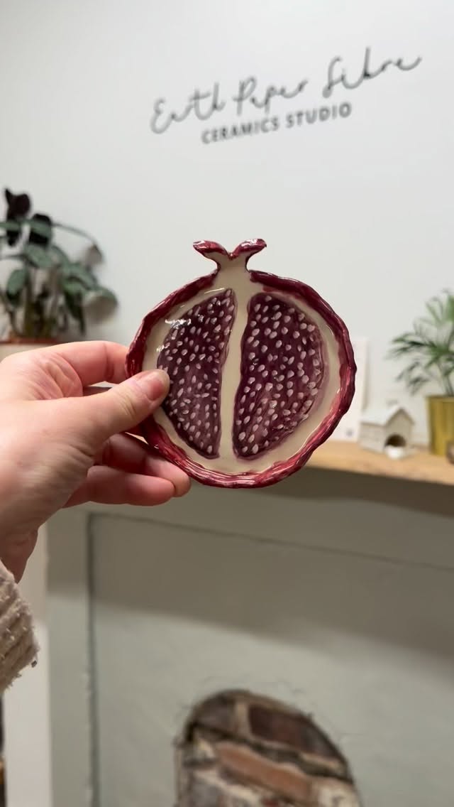 It’s a been a year full of fruit plates 🍅🍇🍏
Pomegranate is a clear winner
2026 workshops now live and you can make your very on fruit or veg plate 🥺🍓