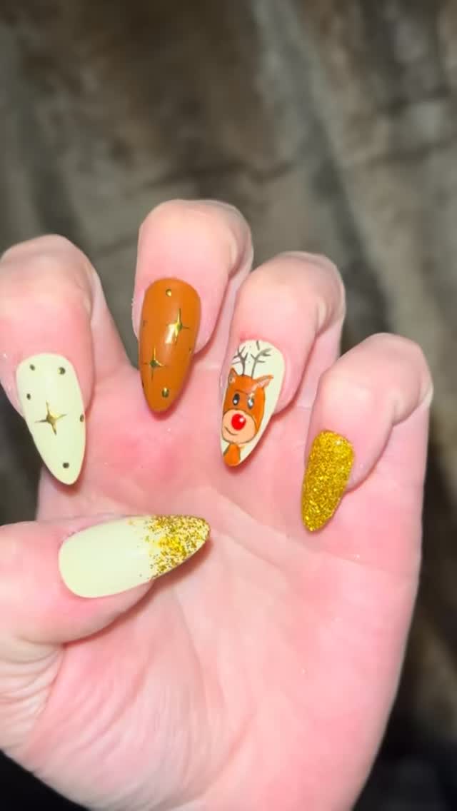This is a full set of our nails once fitted 😍👌 the tips we use are top quality and so far my set (this one) has lasted two weeks! 😊 if you’d like a set to jazz up your nails you can get them at www.nailartbyvicky.com #nailart #christmasnails #handpaintednails #nailsnailsnails #christmas #nails #nailartist #pressonnails #christmasnailart #naildesign