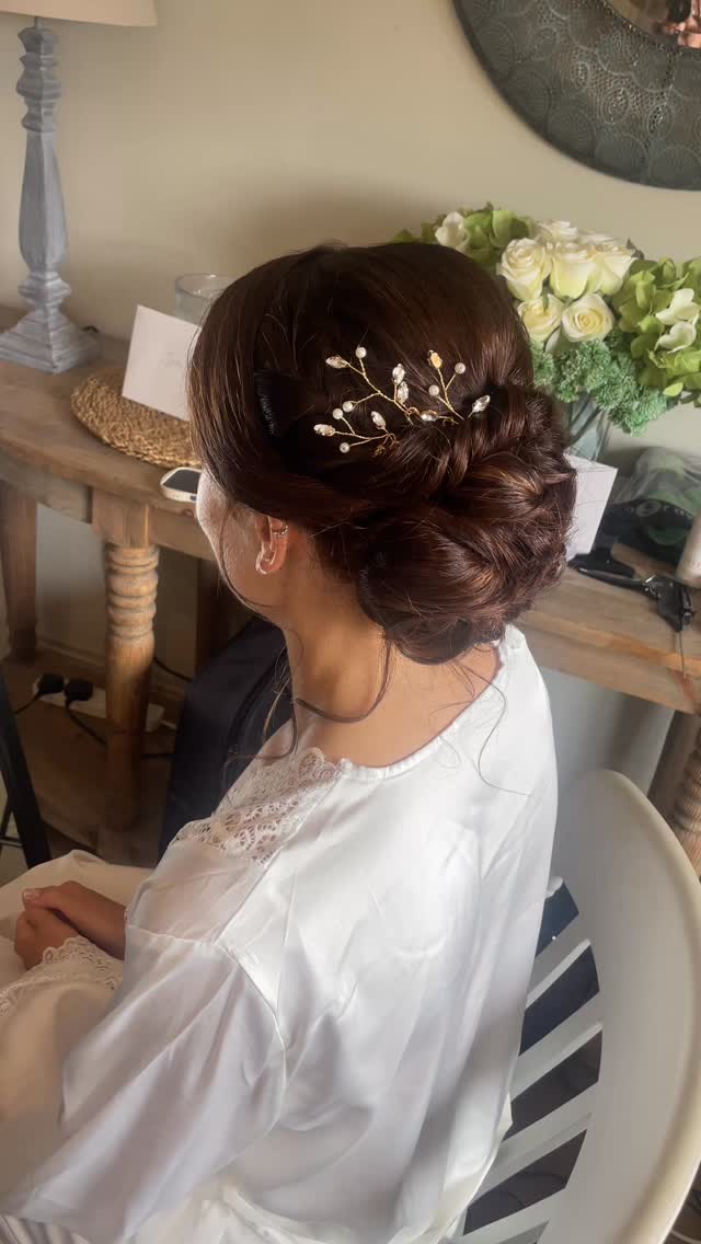 A little bit of bun inspiration for you, from a throwback to my lovely bride Mairead’s big day this summer @highbillinghurstfarm
#hairbyme #weddinghair #bridalhair #surreyweddingsuppliers #surreyweddings #makeupartist #surreywedding #bridalmakeup #bridestyle #makeupbyme #surreylife #surreymakeup #bun #billinghurstfarm #bohobridal ##hairandmakeupartist
#hmua
#bridalhmua
#weddinghmua
#makeupartistlife
#hairstylistlife
#beautyprofessional