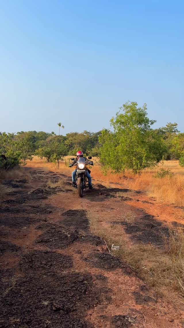 What it takes to chase Goa’s hidden beaches 😎
#GoaDiaries #HiddenBeaches #TravelIndia #BeachTrail #GoaVibes #SoloTravelIndia #CoastalDrive #GoaExplored