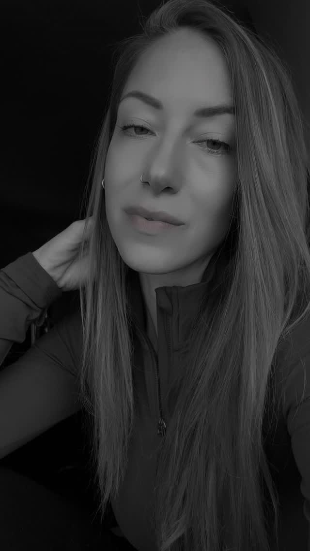 Ein überfordertes Nervensystem
braucht keine weitere Tagesroutine.
Typische Zeichen von Überforderung:
⚡innere Unruhe, die nicht leiser wird
⚡Erschöpfung trotz Schlaf
⚡ schnelle Reizbarkeit oder Rückzug/Flucht
⚡das Gefühl, sich selbst nicht mehr zu spüren
⚡️ ständig "on"
Oft reagieren wir darauf mit:
mehr Disziplin, mehr Struktur, mehr Selbstoptimierung.
Doch genau das hält den Stress häufig am Leben.
Was dein Nervensystem wirklich braucht:
🌿 Sicherheit statt Druck
🌿 langsame Morgen
🌿 warmes, nährendes Frühstück
🌿 bewusster Atem
🌿 Berührung & Verbindung
🌿 Natur und Langsamkeit
🌿 Pausen ohne Ziel
Nicht noch mehr To-dos.
Sondern weniger Härte.
Mehr Regulation.
Mehr Selbstmitgefühl.
Dein Nervensystem reguliert nicht durch Leistung,
sondern durch Sicherheit. 🤍
#nervensystem
#regulation
#weiblichegesundheit
#selbstregulation
#achtsamleben