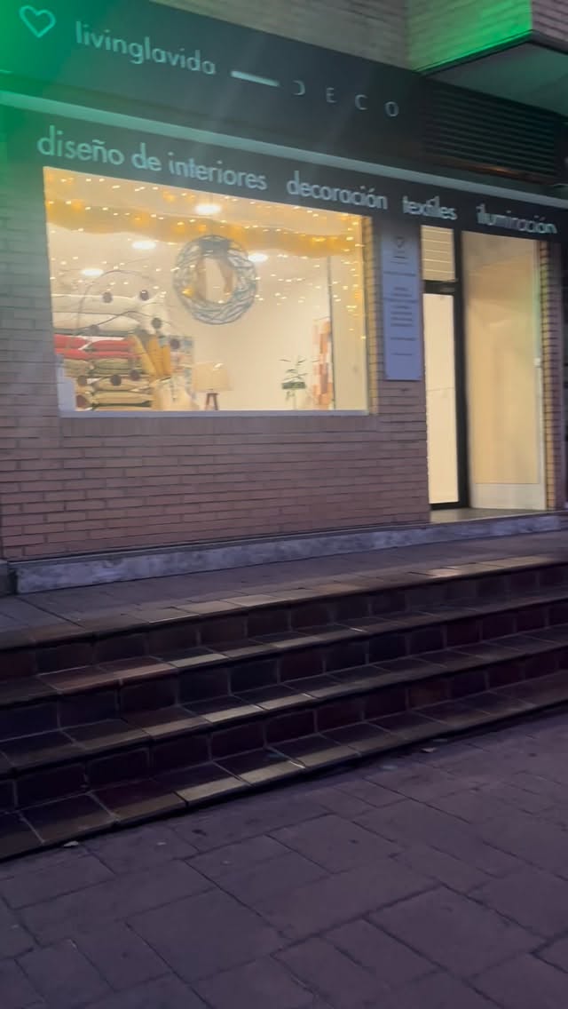 Así luce el estudio #livinglavidadeco 🎄en la Calle Bronce 35 - Local 7 (28045 Madrid)
ESTA NAVIDAD REGALA DECO !
#decoracion #textiles #iluminacion
E infórmate de nuestros servicios de #diseñodeinteriores : también te puedes regalar ese proyecto que llevas meses imaginando…