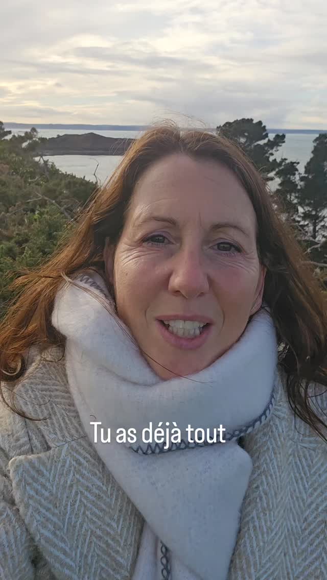 La société nous emmène en dehors de nous même, nous faisant croire que le bonheur est avec un futur amoureux, dans une autre ville, une promotion, une réussite, un corps plus beau, plus d’argent...et pourtant, regarde ceux qui semblent tout avoir. Ils sont aussi malheureux que toi. Prends exemple sur ce qui sont vraiment heureux, ceux qui t'inspirent et qui te mettent de l'amour dans le cœur. Ils savent. Ils ont les cles. Et toi aussi tu les as. En toi. Alors regarde!