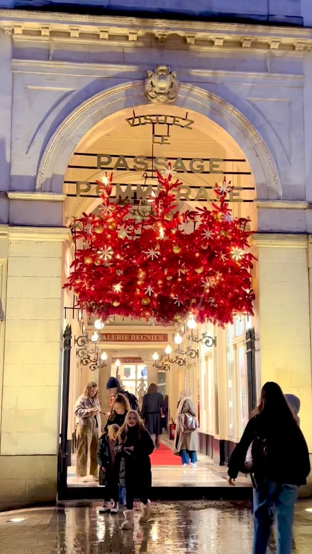 Noël en aquarelle à @lapassagere_nantes
Entre lumières, décorations et parfums de thé,
je me laisse inspirer par l’ambiance hivernale de ce salon de thé magique ✨🎄et quelques coups de pinceau pour en garder une trace.
Mon regard sur cet instant… en aquarelle.
#aquarelle #illustration #pâtisserie #noël #pastry