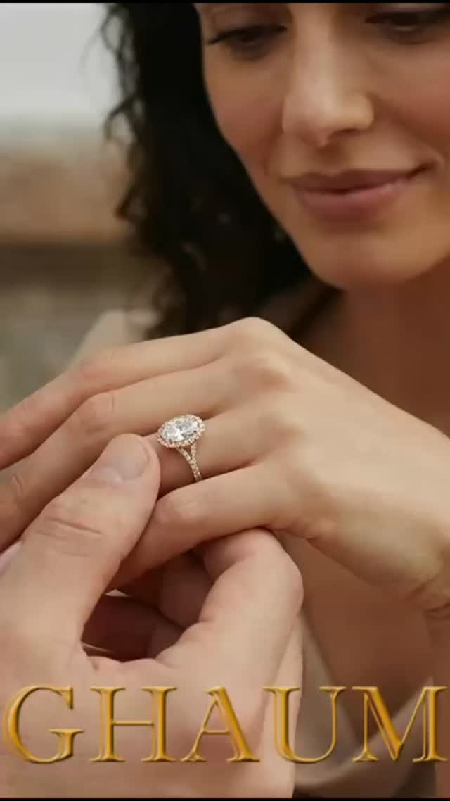 ✨ L’éclat qui capture tous les regards.
Voici notre solitaire ovale en or jaune, magnifié par un halo de diamants qui amplifie sa lumière et sublime chaque reflet.
Une création intemporelle, pensée pour celles et ceux qui veulent un bijou à la fois pur, lumineux et profondément raffiné.
💍 Caractéristiques :
• Diamant central : taille ovale
• Monture : or jaune, or blanc ou or rose 18k
• Halo : pavage diamant pour un éclat intensifié
• Personnalisable selon vos envies
Un classique réinventé, symbole d’élégance absolue.
Prête à imaginer la vôtre ? ✨
#Ghaum #GhaumParis #GhaumJoaillerie #SolitaireDiamant #BagueOvale #HaloDeDiamants #OrJaune #JoaillerieFrançaise #LuxeÉthique #BijouxPersonnalisés #DesignIntemporel