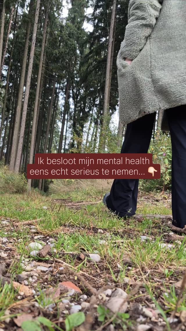 Ik kwam er namelijk achter dat ik echt ontzettend negatief tegen mezelf sprak 🫣 Ik vond altijd dat ik het beter moest doen, gezonder moest doen, meer moest doen... Vooral dat: meer dóen.
Het putte me letterlijk uit. Dus besloot ik dat dat mocht veranderen.
Het mag nu rommelig zijn. Het mag chaotisch zijn. Mijn leven hoeft niet helemaal op orde te zijn. Ik mag verdrietig zijn zonder reden. Ik neem eindelijk al die gevoelens écht serieus.
Dat is wat mij betreft de echte zelfzorg. Niet alleen het gezond eten, op tijd je haren wassen en je nagels mooi gelakt hebben.
Hoe praat je tegen jezelf als het tegen zit? Hoe kijk je in de spiegel na een verrotte nacht? Wat zeg je tegen jezelf als alles te veel is?
Ik schreef er een blog over: de diepere laag van zelfzorg (en daarmee ook zelfliefde!). Wil je hem lezen? Reageer dan met 'Zelfzorg' en ik stuur je de link ♥️