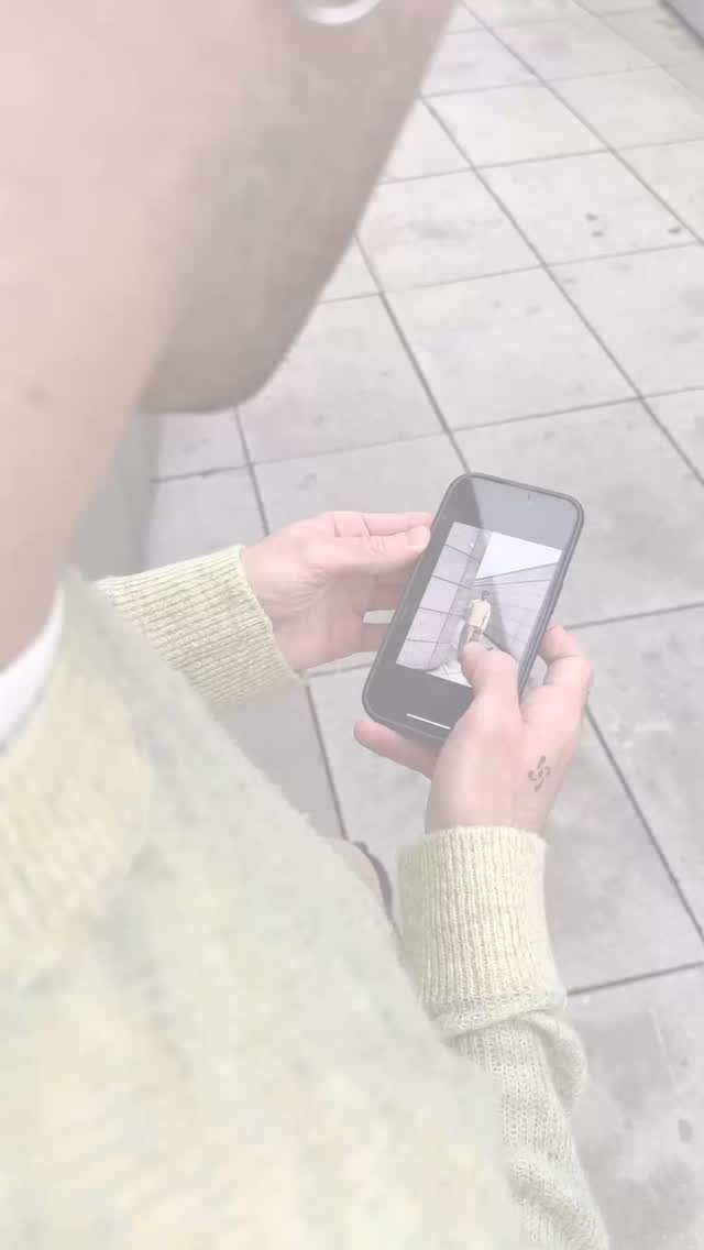 Unsere Kinder sind nicht für eine Welt gebaut, in der Social Media rund um die Uhr um ihre Aufmerksamkeit kämpft.
Dänemark zieht jetzt die Konsequenzen und verbietet Social Media für alle unter 15 Jahren — nicht aus Moral, sondern aus Neurowissenschaft.
Studien zeigen:
➡️ Über 3 Stunden Social Apps pro Tag verdoppeln das Risiko für Angststörungen & Depressionen.
➡️ Teenager-Depressionen sind seit 2010 um 60 % gestiegen.
Das ist kein individuelles Versagen.
Kein Erziehungsproblem.
Kein Schulproblem.
Das ist ein strukturelles Problem, das politische Lösungen braucht.
Wir müssen als Gesellschaft Verantwortung übernehmen. Jetzt.
#schulepfaeffikon #pfäffikon #lehrer #handyverbot #socialmedia