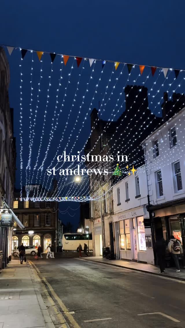 When the lights are on, the streets are glowing and the town is full of festive cheer… There’s nothing quite like St Andrews at Christmas.
Wrap up warm, shop local and soak up the magic. 💛