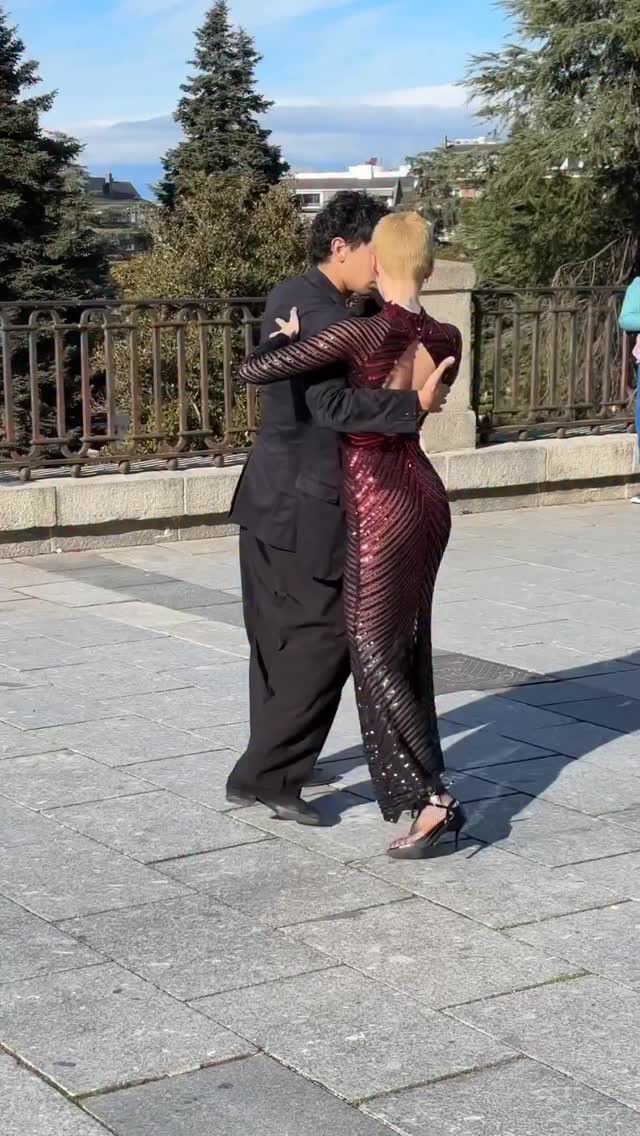 A veces, en mitad del ritmo frenético de la ciudad, ocurre algo mágico.
Unos pasos de tango, una melodía que vibra en el aire… y, de pronto, la gente se detiene.
La música tiene esa capacidad hipnótica: corta la rutina, rompe la velocidad del día a día y te obliga —casi sin darte cuenta— a mirar.
El otro día, durante la sesión, sentí justo eso. Cómo el baile y la música transformaban el espacio, cómo la energía de los bailarines cambiaba la atmósfera. Es hermoso ver cómo un simple acorde puede suspender el tiempo.
Y registrarlo en fotografía es un privilegio: intentar atrapar ese instante en el que la ciudad se detiene, en el que todos respiramos un poco más lento, en el que el tango nos roba la mirada y el corazón.
#tipsdefotografia #clasesdefotografia #fotoscreativas #tutorialfotografia #cursodefotografia