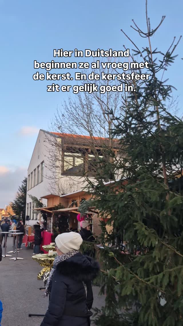 En ze hebben hier in Duitsland die kerstsfeer echt goed onder de knie. Laatste hoorde ik op de radio hier:
"Het gaat niet om alles wat je moet doen, het gaat om de fijne tijd die je er samen van maakt"
Dat vond ik zo mooi! Want ergens zijn we dat een beetje vergeten. Uiteindelijk draait het om die knusse, warme tijd samen met al onze eigen tradities.
En tradities, daar zijn ze hier in Bayern goed in. De adventstijd, de kerstmarkten, elke dag doen ze wel iets. En dat doen ze al jaaaaaaren hetzelfde. Ergens is dat ontzettend mooi, het verbind.
Maar het kan ook beperkend zijn. Dat het onmogelijk voelt om het anders te doen want "we doen dat gewoon zo". En daar houd ik dan weer niet zo van 😉
Dan is het goed om jezelf af en toe te vragen:
🤔 Past dit nog bij me?
🤔 Wil ik dit eigenlijk wel zo doen?
🤔 Doe ik dit voor mezelf of "omdat het nu eenmaal zo gaat"?
🤔 Zou iets nieuws me / ons misschien blijer maken?
Tradities zijn mooi, als ze voor jóu fijn werken en niet als een last voelen.
Wat is jouw (nieuwe) favoriete traditie met kerst?
Bij ons wordt dat elke dag als het donker wordt de kaarsjes aansteken, dat laat ik de kinderen doen. Dit deden we vorig jaar ook en het geeft zo veel gezelligheid. Die houden we er in ♥️
Ohh en koekjes bakken en versieren! Typisch iets voor hier ♥️
Soms kan zo iets kleins al groot verschil maken!
In de Online Reiki Community gaan we ook samen aan de slag met die tradities. We laten oude patronen los en kijken wat nu past. Gewoon, kleine aanpassingen die een groot effect kunnen hebben.🎄
Kom je meedoen? Reageer dan met "kerstcommunity" en je krijgt alle informatie toegestuurd.
Liefs!