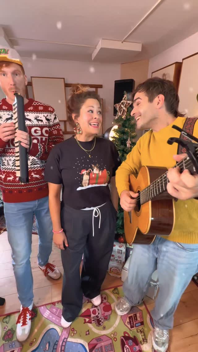 In der Pferdebäckerei – Das Original? 🐴🍪
Beschreibung:
Der Duft von frischen Plätzchen liegt in der Luft! 😋 Bei uns wird heute in der "Pferdebäckerei" kräftig gesungen und gebacken. Erkennt ihr, welches traditionelle Weihnachtslied wir hier mit Hufen und Mähnen neu interpretiert haben? Lasst uns wissen, ob ihr das Original kennt!
#honigkuchenpferde #kinderlieder #weihnachtsbäckerei #weihnachten #familienzeit