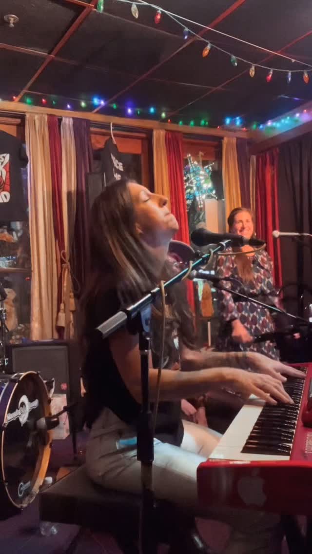 All hail queen Sia and the anthems she gives us 🙏🏻
#unstoppable #womeninmusic #harmony #sing #singer #songwriter @siamusic @ashleycoxmusic @aashleymusic @firefestivalcny #music #livemusic #vocals #female #piano #musiclife #musicianmom #sia #cajon