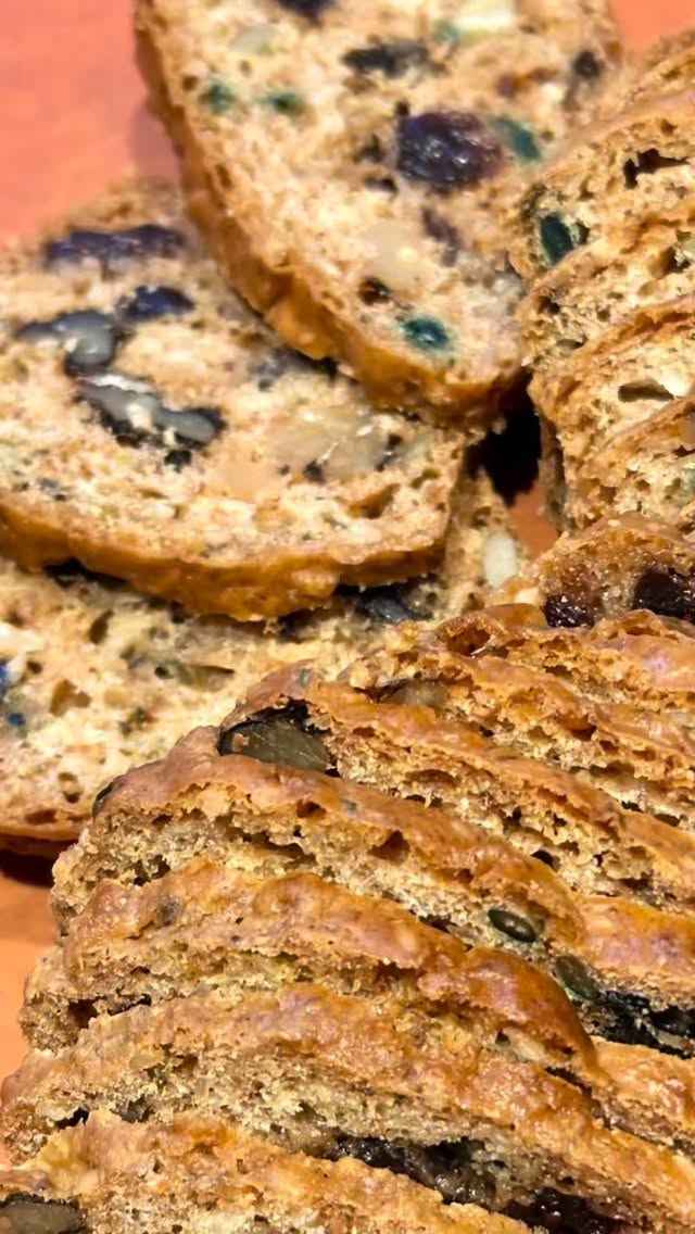 These are the Christmas Crackers you’ll want to bake up for edible gifts (thanks sis!) or to add to your holiday cheese and charcuterie boards. Recipe for these artisan crackers and others on my website TasteReport.com (link in bio) Party on! #christmascrackers #partyfoodideas #recipesforparties #diycrackers #ediblegifts