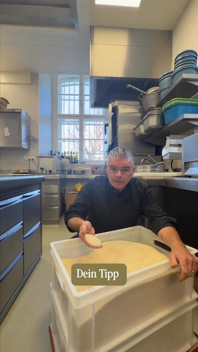 Einer der wichtigsten Schnitzel-Tipps?
Feine Brösel = feines Schnitzel. Ganz einfach.
Nur mit ganz feinen Bröseln souffliert die Panier schön
und wird richtig luftig-knusprig. 🥰
#SchlossSchönbrunn #kochen #Restaurant #RestaurantWien #Wien #WienerKüche #AndiWojta