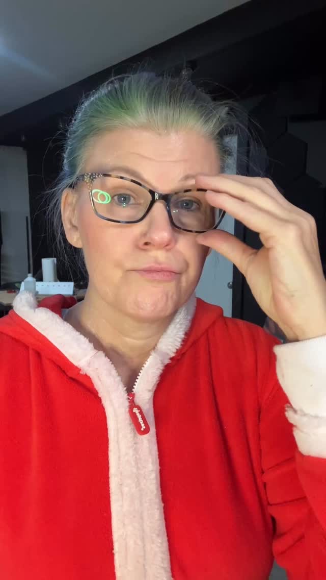 #grwm to be a girl grinch. The original video was 8 minutes and cut to 2 minutes. This grinch face paint tutorial was fun to make at 7am as I got ready to head to the farm. Sadly, the wind beat me today. It broke the tent 😭. After that, I just couldn’t risk putting kids under it and continuing to fight the weather.
I cried a bit on the way home because I was so looking forward to painting kiddos and making magic to really get people in a cheerful holiday mood. The farm tried so hard to help me stay open and I’m thankful to them!!
#girlgrinch #grinch #facepainttutorial #grinchmas #facepainter #southeasttexaa #texasgulfcoast #texasfacepainter