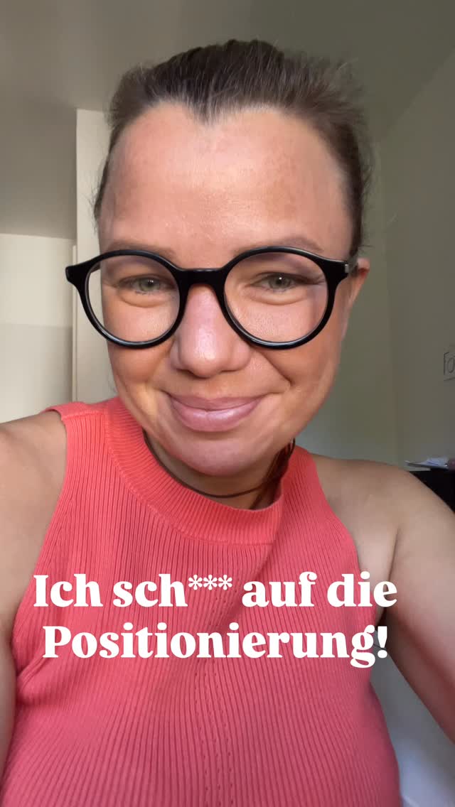 Ich sch*** auf die Positionierung⊠unzĂ€hlige Fortbildungen Workshops in Sachen Marketing in Sachen Positionierung wie ich mich besser darstellen kann was ich zu tun habe - Stichwort: spitze Positionierung⊠âich bin viel zu breit aufgestellt - ich biete zu viele unterschiedliche Dinge an - das funktioniert so nicht!â ich gehe mit meinen ganzen Kasten raus da kann mich niemand finden wo soll das hinfĂŒhren⊠immer habe ich mich sowas von unwohl dabei gefĂŒhlt aber natĂŒrlich wollte ich auch erfolgreich sein! Was bedeutet erfolgreich? Erfolgreich bedeutet das zu tun was ich gerne mache und ich möchte in keine Schublade gesteckt werden, ich möchte nicht eingeengt werden, ich möchte all das machen was mir SpaĂ macht deshalb bin ich selbststĂ€ndig deshalb tue ich was ich tue und auch wenn ich jetzt gegen alle Marketing Strategien und Systeme verstoĂe und ich ganz viel Geld hier liegen lasse weil ich mich nicht spitz positioniere - gehe ich trotzdem meinen Weg mit voller GlĂŒck und voller Leidenschaft. â€ïžâđ„