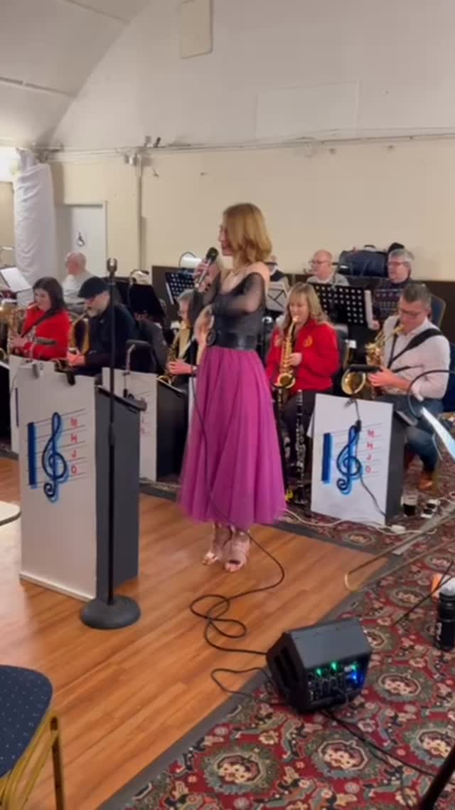 BIG BAND COUNT DOWN 🎤🎷🎸🎹🥁✨
Here’s a throw back to this time last year, my first gig with a big band and boy it didn’t disappoint!
Can’t wait to be back with these rays of sunshine on Monday 8th December from 8pm at Sandridge Rovers Football Club, St Albans.
Tickets are an absolute bargain at £5 on the door so if big band is your thing then come on down and show some love.
Can’t wait to see you there!
Sarah x
.
.
.
.
.
.
#sarahjonesjazz #jazzsinger #jazzvocalist #bigband #stalbans