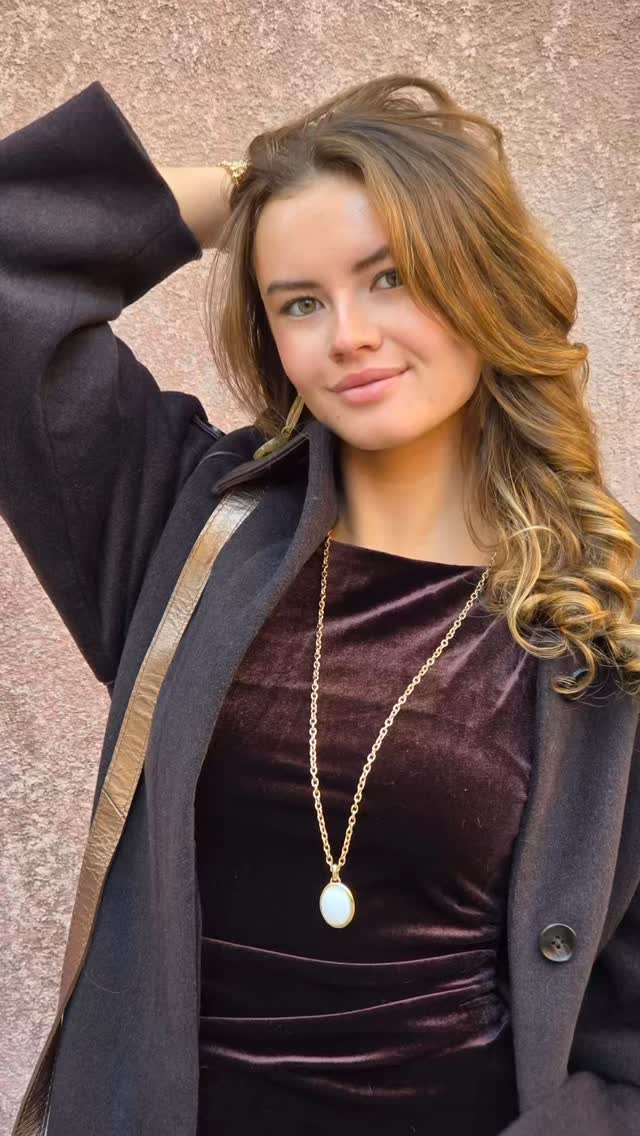 🌺Merci pour cette collaboration @mariecutlerr c’était un plaisir de partager ce moment 🌺
@mariecutlerr porte une robe @graceandmila un manteau @mosmosh_official des bijoux @blowbijoux et on sa. @paulmarius_officiel
#jeudi13 #valais #sion #boutique #shopping #winter #style #❤