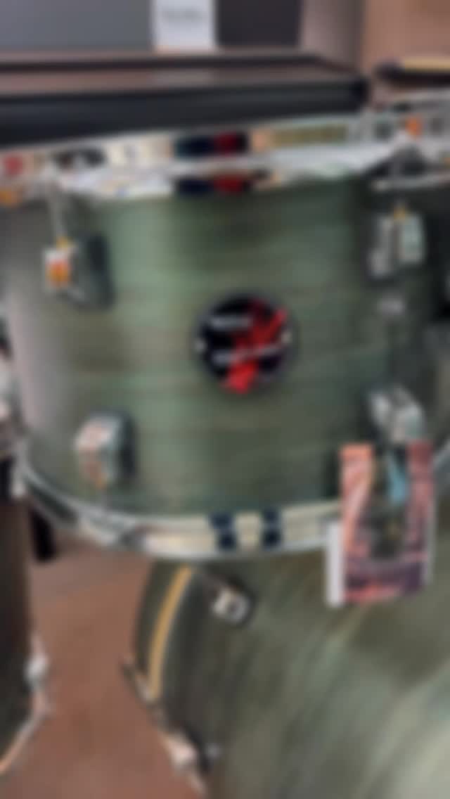 🥁 Bateria Odery – potência, qualidade e versatilidade!
Kit completo com tons 10” e 12”, surdo 14”, bumbo 20” e caixa 14”.
Acompanha kit de ferragens Equalizer Series com estantes, chimbal, pedal e tom holder duplo com clamp.
⚠️ Não acompanha pratos.
Perfeita para quem busca som profissional e estrutura completa! 🔥