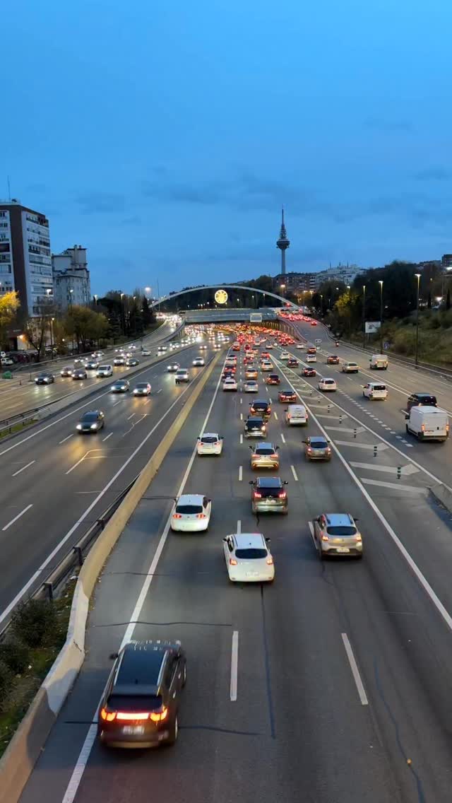 Hoy hemos hecho uno de esos ejercicios que, aunque son sencillos en técnica, tienen la capacidad de transformar por completo nuestra mirada: fotografía de estelas de luces en un puente de la M30, en pleno Madrid.
Nos situamos sobre el puente, con la ciudad respirando debajo de nosotros, y trabajamos con largas exposiciones para convertir el tráfico en trazos de color. Cada coche se transformaba en una pincelada luminosa, cada paso de un autobús en una línea gruesa y continua, y cada moto en un destello ágil que atravesaba el encuadre.
La magia está en eso: en aprender a leer la ciudad como un flujo, no como algo estático.
Jugamos con tiempos de exposición largos, trípode, diafragmas cerrados para controlar la luz y una sensibilidad baja para mantener la limpieza de la imagen. Y, sobre todo, afinamos la composición para que esas líneas de luz no solo fueran un efecto bonito, sino parte de una imagen que cuenta algo: ritmo, movimiento, velocidad, vida nocturna.
Un ejercicio precioso, muy urbano, muy Madrid, y perfecto para entender que la fotografía no solo captura luz… también captura tiempo.
Foto del gran @robinsondiazb
#tipsdefotografia #clasesdefotografia #fotoscreativas #tutorialfotografia #madrid