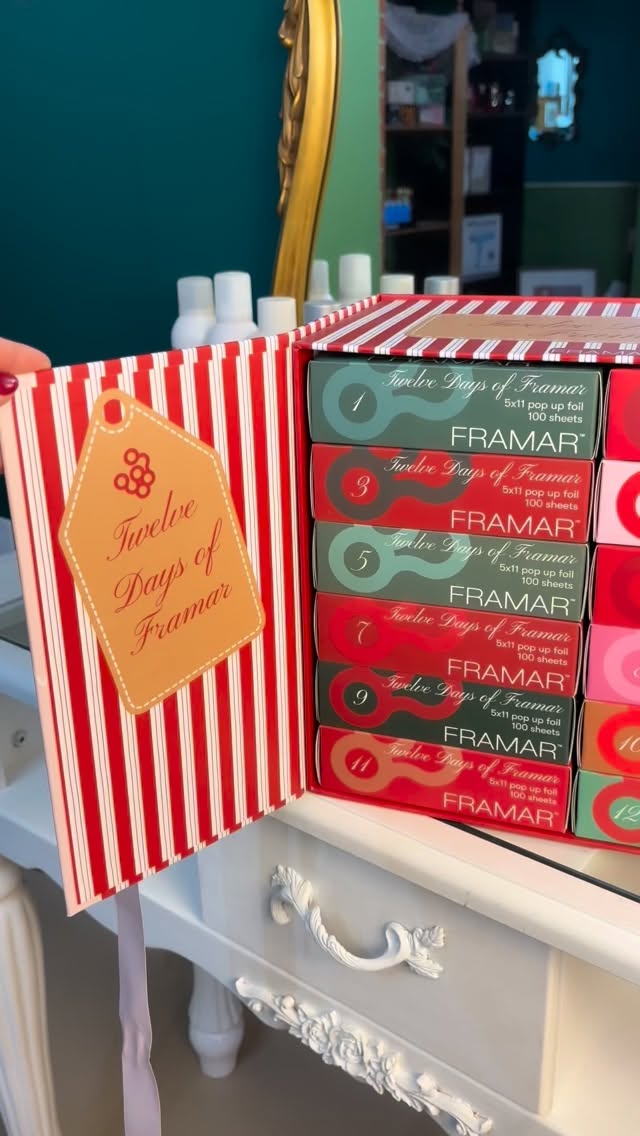 Happy December 1st❤️🫶🏼 opened up day 1 in my foil advent calendar and found a cute surprise 🎀 can’t wait to see the rest! 🎄 @framar
#framar #foils #hairstylist #haircolour #christmas #adventcalendar