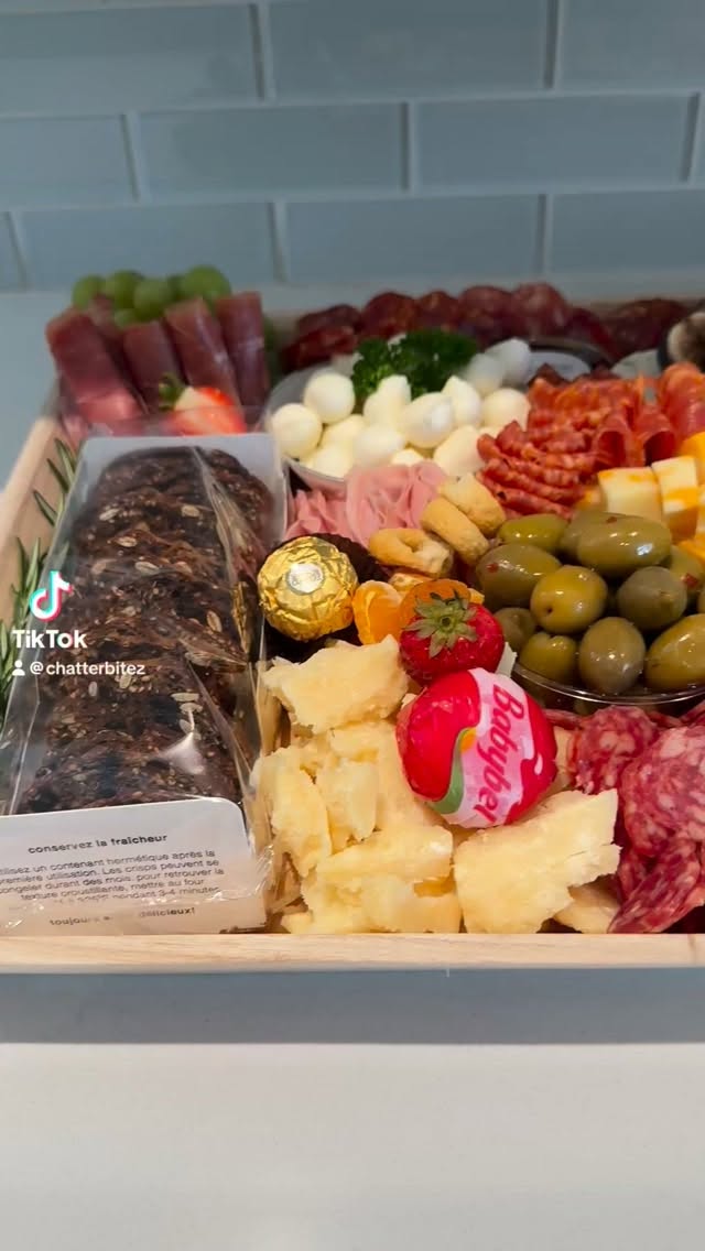 🎄Elevate your holiday table with beautifully crafted charcuterie, fresh veggie trays, or decadent dessert trays 🤶
Limited holiday availability — order now for Christmas. 🎀✨
#christmas
#hosting
#platters
#charcuterie
#meatandcheese
#veggie
#desert
#vaughan
#grazingboard
#partyplanning
#snackboard
#foodies