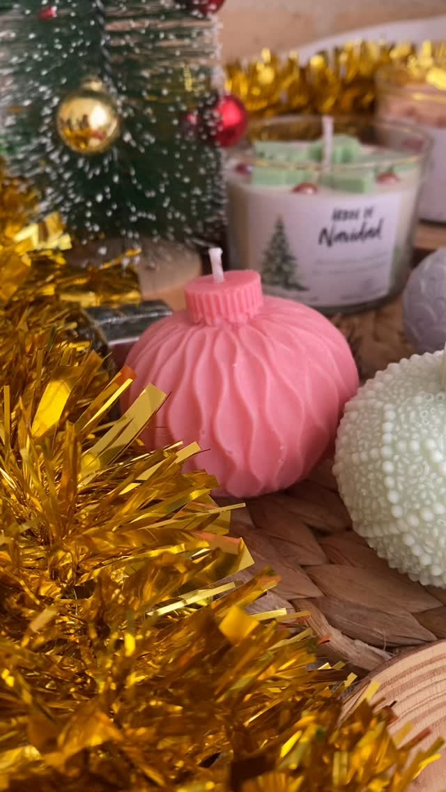 Pequeños destellos de nuestra colección de Navidad 🎄✨
Aromas, texturas y esos acabados que solo se ven cuando te acercas un poquito más.
Gracias por todo el cariño que le estáis dando esta temporada. 🕯️💛#velasartesanales #hechoamano #navidad