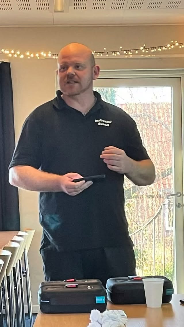 FOR LIDT MERE END EN UGE SIDEN gav vi eleverne fri og holdt pædagogisk dag for skolens lærere og personale 😃
Et meget vigtigt punkt på dagsordenen var det førstehjælpskursus, som alle deltog i.
Der blev knoklet med hjertelungeredning på ‘nymodens’ dukker, som gjorde det til en konkurrence mellem deltagerne - så alle gik til opgaven med liv og sjæl og konkurrenceånd 😅
Instruktøren sagde, han ikke havde haft SÅ dygtige elever før 😇 og det er vi selvfølgelig både stolte af og trygge ved ❤️
På programmet var også ide-udvikling og sparring om den måde, vi driver skole på - og den måde vi ønsker at drive skole på i fremtiden.
Bl.a. havde vi et emne om teenage-hjernen og de udfordringer, den giver elever og lærere, mens den er ‘under ombygning’.
Fritids personale fik tid sammen alene og arbejdede også med fremtidsmuligheder og -ideer.
Det hele var super-spændende, og vi er slet ikke i mål, så vi fortsætter selvfølgelig med udviklingen 😃
Hver dag, året rundt. Fordi vi vil holde fast i, at Herning Friskole er et godt sted at lære, være og vokse❣️
#PædagogiskDag #Udvikling #Fremtid #Førstehjælp #Personale #fællesskab #Friskoleliv #Friskole #HerningFriskole #EtGodtStedAtLæreVæreOgVokse