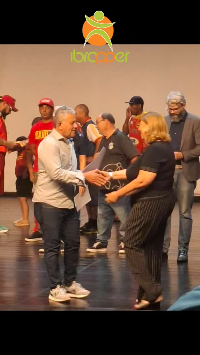 Hoje é um dia histórico para o IBRAPPER. Depois de tanta luta, tantas reuniões, tantos pedidos, lágrimas, noites sem dormir e uma dedicação que vai muito além do comum, recebemos da Prefeitura um prédio maior para atender nossos ostomizados. É uma vitória gigante — e ela tem nome: Cleide Machado.
Cleide é daquelas pessoas raras, que vivem a missão que carregam. Ela não trabalha pelo IBRAPPER… ela entrega a vida pelo IBRAPPER. Todos nós sabemos: ela vive 24 horas por dia lutando por cada ostomizado, por cada família, por cada necessidade. É uma luta silenciosa, incansável, cheia de amor, feita de forma tão verdadeira que só quem vive perto sabe a grandeza disso.
Essa conquista não veio por acaso. Veio porque existe uma mulher que não desiste. Que vai atrás, que cobra, que exige respeito, que defende nossos direitos como poucos teriam coragem de fazer. Veio porque existe uma presidente que ama de maneira incondicional cada paciente que passa por aqui.
O novo prédio é mais do que um espaço maior. É a prova viva de que a perseverança vence. É a resposta às orações de tantos. É o início de uma nova fase, onde poderemos atender com mais dignidade, conforto e estrutura todos os ostomizados de Sorocaba e região.
A gratidão do IBRAPPER à presidente Cleide Machado é imensa. Que esta vitória seja apenas a primeira de muitas. Porque, enquanto houver luta, haverá conquista. E enquanto houver Cleide, haverá amor.