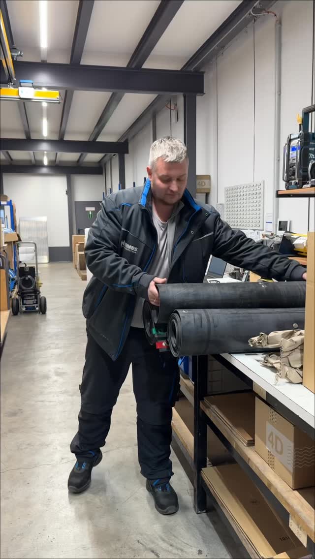 🚚 Unser Paket ist unterwegs zum Kunden!
Mit an Bord: unsere Auffangwanne in allen drei Längen:
• 2,80 m
• 5,00 m
• 7,00 m
Und unsere Abwasserpumpe 2.0, die das aufgefangene Schmutzwasser zuverlässig wieder abpumpt 💪💧
#hermesreinigungssysteme #produktion #fassade #fassadenreinigung #gebäudereinigung #handwerk #handwerker