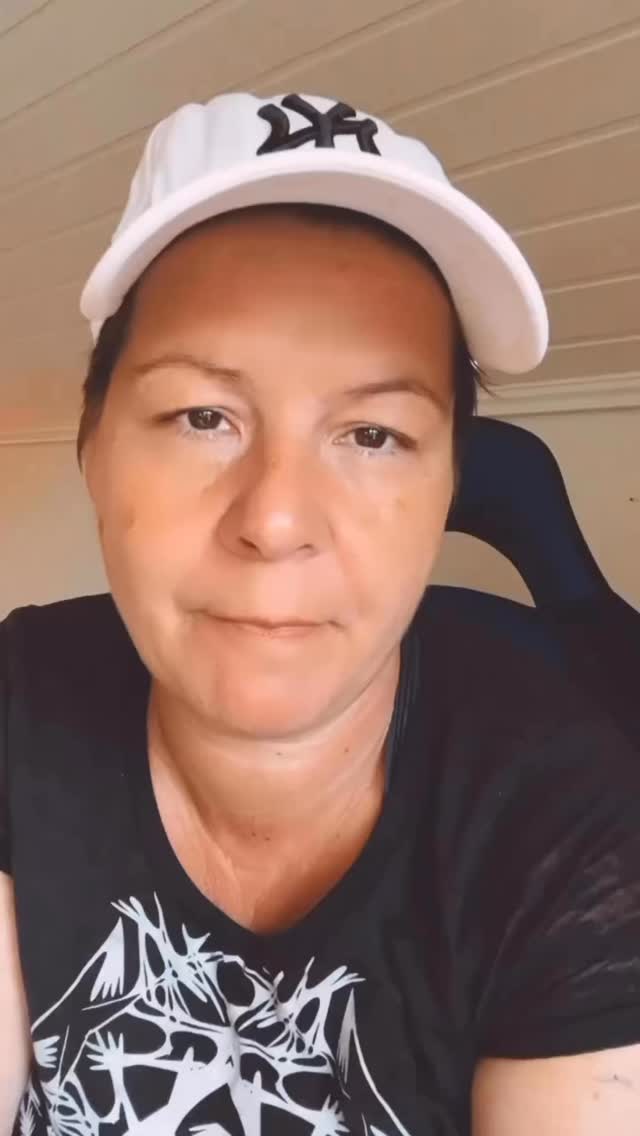 En påminnelse som är värd att delas igen, för det är verkligen i modet att vara den man är som skapar vårt sanna jag. Det är då vi kan öppna hjärtat och ta emot allt livet har att erbjuda oss.❤️
🤍Vad tror du?
.
.
.
#framgång#mod#hjärtat#kärlek