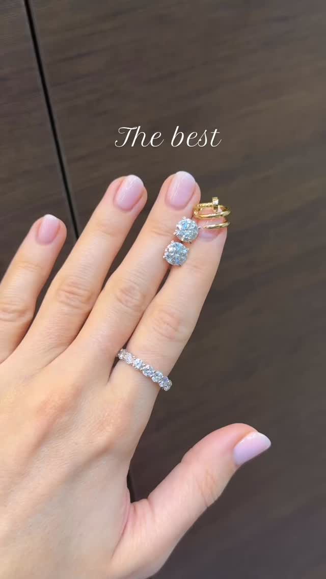 Why opt for solitaire earrings? Timeless, versatile & elegance.
#solitaireantwerp #oorbellen #antwerpluxury #diamondstudearrings