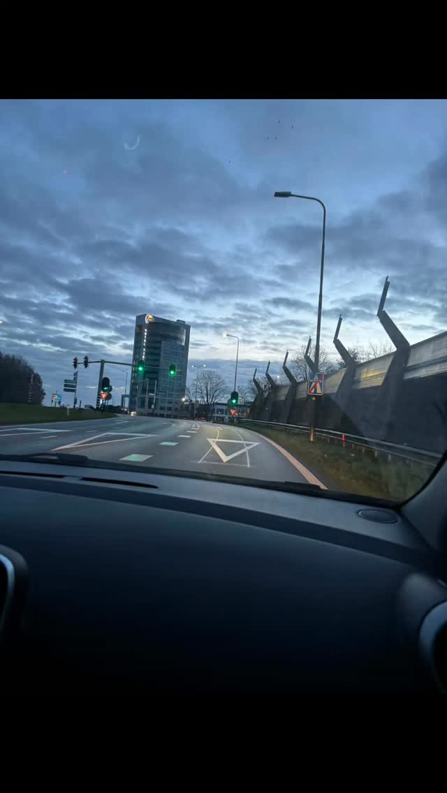 Afgelopen zondag was het eindelijk zover: @mhbooks_event winter editie— en wat. een. dag. Ik keek er al zo lang naar uit, maar het werd nog mooier dan ik had gehoopt. Niet alleen omdat ik supergoed verkocht heb, maar vooral omdat ik zoveel van jullie eindelijk in het echt mocht ontmoeten. 🖤📚
Het blijft magisch om mensen te leren kennen die dezelfde liefde delen: verdwalen in andere werelden en verhalen.
Het was heerlijk om @janneke_boekstagram , @bookstagram_ilona , @priscilla_dieleman_boekenfan @ambers_boeken en zóveel anderen nu niet enkel digitaal, maar écht te zien. Al die gesprekken, al dat lachen… het voelde gewoon juist.
En ja, ik ben uit mijn comfort zone gegaan. Verkleed gaan? In de picture staan? Helemaal niets voor mij. Maar deze keer wél. Ik heb een jurk omgetoverd tot een outfit straight out of Healian: handgeschilderde draken, gouden glitter (sorry Van der Valk voor mijn glitter-spoor 😂) en samen met mijn beste vriendin Shana, mijn échte beschermer van de dag, kon het niet beter.
Ik ontmoette ook collega-auteur @timlobles_auteur , wie ik al van onze beginperiode op Insta meevolg. Toeval dat we naast elkaar eindigden? Denk het niet. It was fate!
Dankjewel aan iedereen die kwam babbelen, boeken kocht of gewoon even bleef hangen.
Jullie maken dit avontuur nóg mooier.
Tot de volgende bookish event! 🤍📖✨