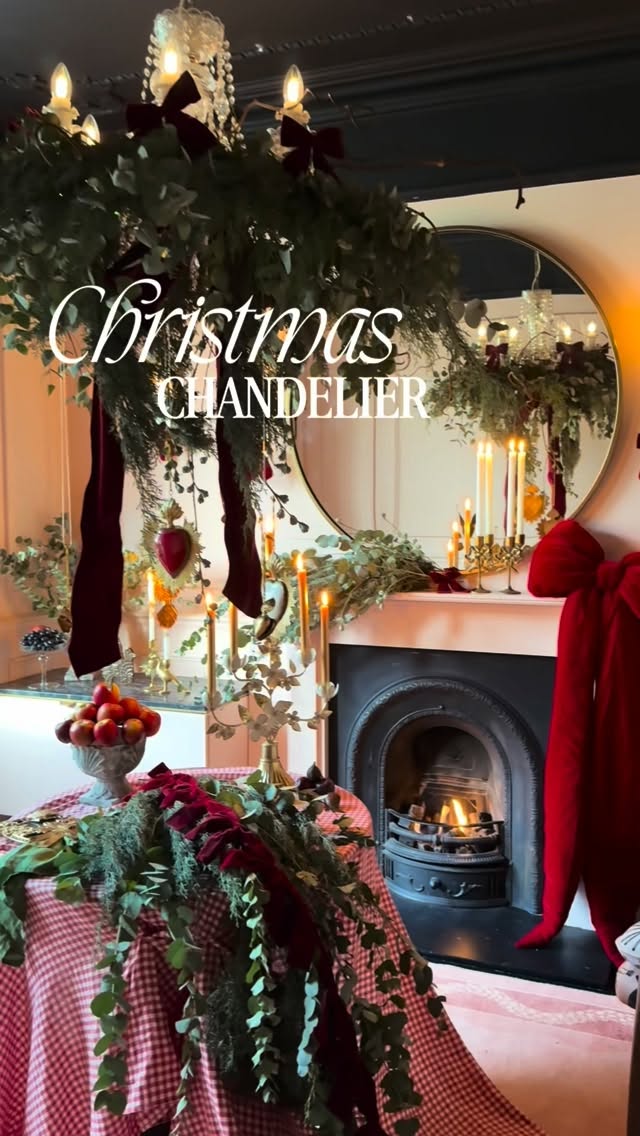 THE CHANDELIER IS THE NEW CHRISTMAS MANTEL (in my humble opinion)
Christmas styling should flow across the whole room, but starting from the top I think makes the biggest statement.
Here’s a quick how-to on how I dressed mine. ⬆️
chandelier christmas styling, festive chandelier decor, christmas chandelier ideas, ceiling christmas decorations, cosy christmas styling, vintage christmas decor, holiday decorating tips, festive home inspiration, christmas interior ideas, statement christmas styling
As part of previously declared collaboration with @rockettstgeorge.co.uk