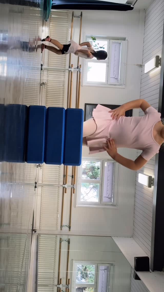 Mit dem zweiten Advent leuchtet das zweite Licht ✨ und die Vorfreude auf Weihnachten wächst 🕯️💫🎄
Auch in der @balletschool_barbara_bortoli bringen wir diese Wärme in unseren kreativen Kindertanzunterricht 🩰🌟
➡️ Spielerisch fördern wir Mut, Selbstvertrauen und Kreativität – so können die Kinder ihre Persönlichkeit entfalten und Freude am Tanz erleben 🫶💛
Wir wünschen euch einen wundervollen zweiten Advent voller Licht ✨, Inspiration 🎨 und kleiner zauberhafter Momente 💞🎄
#balletschoolbarbarabortoli #2Advent ✨ #ballettträume 🩰 #Kindertanz 🎨 #KreativitätEntfalten 💛 #MutigSein 💫 #selbstvertrauenstärken 🌟 #weihnachtszauber 🎄 #TanzMitFreude 🩰💞 #kleinemomente 🫶 #adventsmagie 🕯️