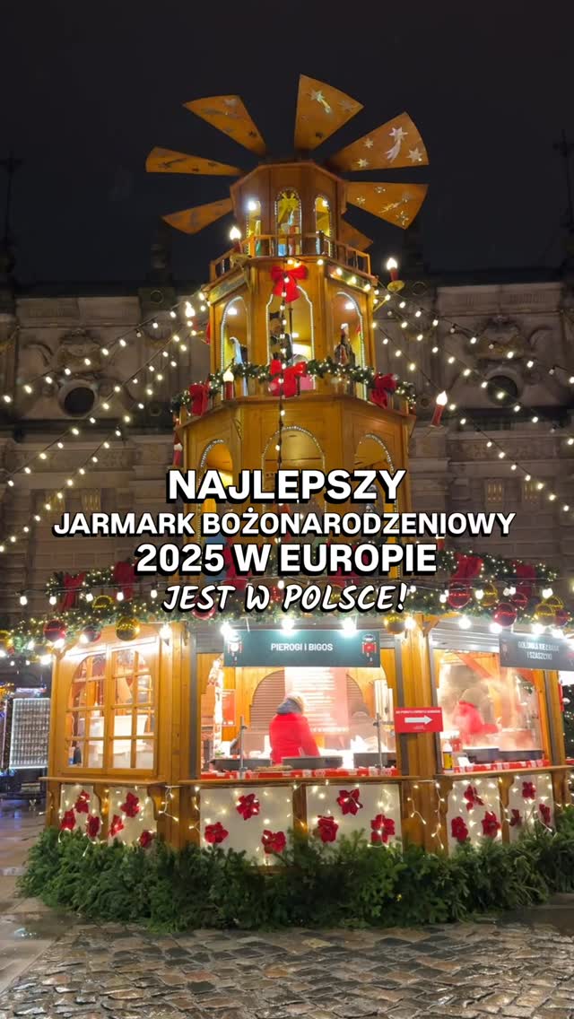 🎄✨ Gdański Jarmark Bożonarodzeniowy ✨🎄
W ubiegłym roku w konkursie Best Christmas Markets aż 92 000 osób oddało na niego głos – pobijając rekord! 🏆❤️ Nic dziwnego… Jeśli jeszcze nie czuliście magii Świąt, tutaj z pewnością Was dopadnie! ✨
Jeśli kochacie blask światełek i świąteczny klimat, to musicie odwiedzić @jarmarkbozonarodzeniowygdansk 🎅🏻🌟
Znajdziecie na nim:
✨ 222 wystawców – aż 60% z Pomorza
🌍 22 kuchnie świata – od tradycyjnych smaków, po egzotyczne dania
🎁 Oryginalne rękodzieło i idealne prezenty spod choinki
🏰 Jarmarkowa strefa na dziedzińcu Forum Gdańsk
🎈 Animacje, konkursy i atrakcje dla najmłodszych
🎨 Świąteczne warsztaty i wyjątkowe niespodzianki
🎭 Występy artystyczne
💡 Iluminacje, dekoracje i najpiękniejsze świąteczne kadry
🎢 Spinning coaster, wirujące beczki, VR paralotnią i saniami Mikołaja oraz Gdańska Karuzela
📅 Jarmark jest czynny codziennie i potrwa do 23 grudnia
➡️ W tym roku został powiększony m.in. o dziedziniec Forum oraz ul. Bogusławskiego!
☕ Nowość!
Testowo wprowadzono system kaucyjny na kubeczki (30 zł) – dotyczy stanowisk z tradycyjnym grzanym napojem 🍇 możesz też użyć własnego kubka, bez kaucji.
🔄 Zwrot kubeczków możliwy w dwóch specjalnych kontenerach
Kto już był? A kto dopiero planuje wizytę? Dajcie znać w komentarzu! 💬👇
Niech magia Świąt zacznie się już teraz… ✨🎄
Współpraca reklamowa z @gdansk_official
#jarmarkbozonarodzeniowygdansk #jarmarkbożonarodzeniowy #gdańsk #gdansk #jarmarkbozonarodzeniowy #gdansk_official #christmasmarketgdansk #ilovegdn #igersgdnsk #droneview #christmas #xmas #bestchristmasmarkets #visitgdansk #bożenarodzenie #święta2025 #christmasmarket #polandtravel