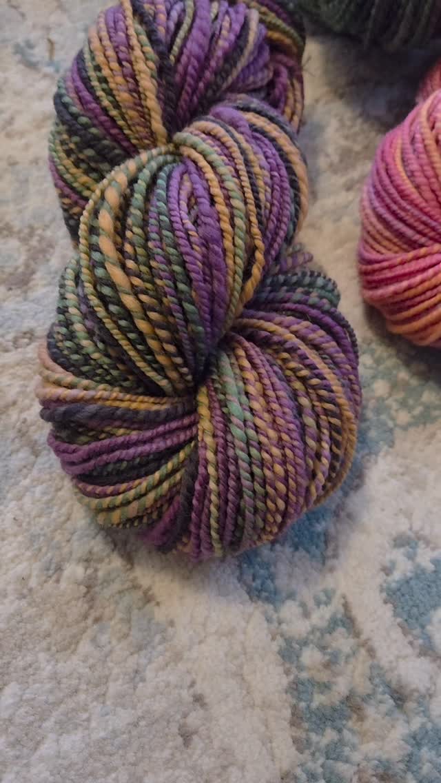 Got outside yesterday to get photos of all of the new listings. 25% off in both online shops with the exception of towels. AND.........running dye baths today to experiment with this Pony II. Super fine merino lace weight that is screaming to be houndstooth scarves!
#sunriselodgefiberstudio #weaversofinstagram #spinnersofinstagram #handmade #shoplocal