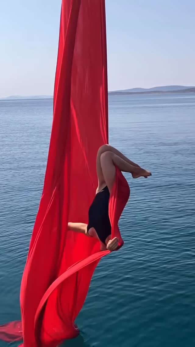 Red silk, blue sea, and all the slow, magical moments are coming… If you want to be part of them, Week 2 is filling up quickly. Save your spot before it’s gone. 🌊✨
www.aerialcruisecroatia.com
Credits go to the beautiful @lena__selivanova__ who will be one of our instructors again this year ❤️
#aerialcruisecroatia #aerialretreat #aerialsilks #aerialistsofinstagram