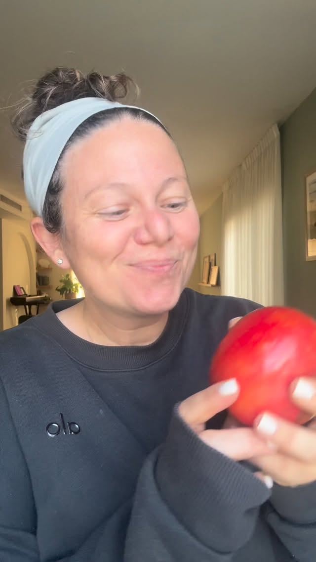 Episode 5 ✨ of my Dream Brands series is here!!
(Omg we’re halfway through the challenge ahhhhh)
This week I’m featuring a *major* dream brand (especially according to my daughter!):
@thatsit 🍎
They would be a dream client of mine bc a)they’d supply my kid with her dream bars 🫠 and b) I have soooooo many Stop Motion ideas for these bars!!!! Like so so many it was hard to choose what to focus on here!
So you guys already know what to do!!!
Help me get hired by my Dream Brands with these 2 simple steps:
📲 SHARE this video to get everyone involved
🏷️ TAG @thatsit so they see this!
🎬 FOLLOW me for more of this fun series (and to find out if the brands respond!)
You guys are the best!!! Let’s do this 💪🏻
Ps- you can also tag the brands you think might want to get in on this!! 🤭